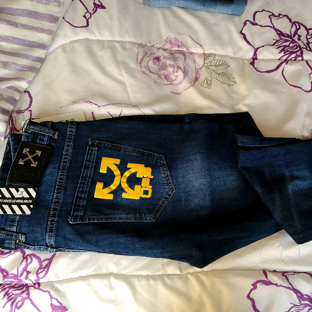 Off-Whitedistressed skinny jeans